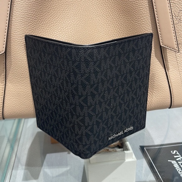 Michael Kors Jet Set Travel Passport Wallet
Black Signature/Silver-Tone Hardware - Picture 8 of 16